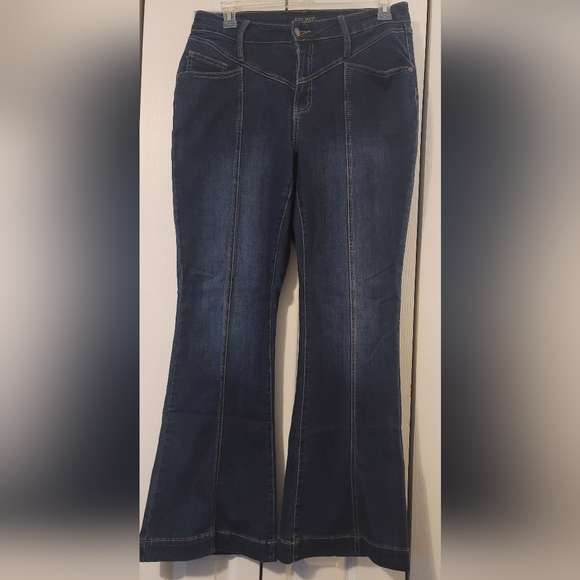 Judy Blue High Rise 16W Front Seam Flare - Picture 1 of 6